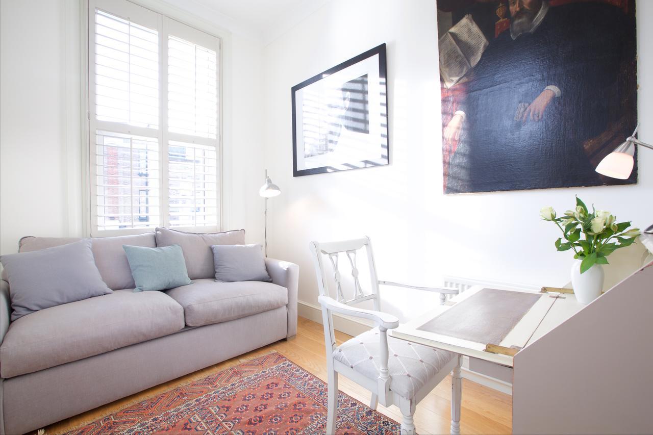 Retro Moments From Battersea Park Apartment