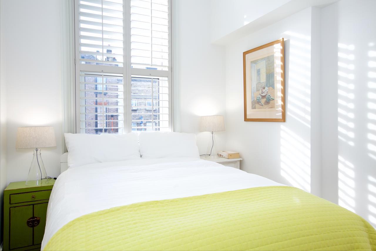 Retro Moments From Battersea Park Apartment London